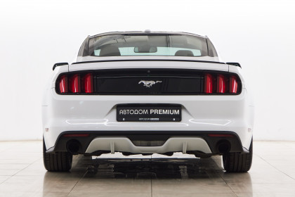 Продажа Ford Mustang VI 2.3 AT (317 л.с.) 2015 Белый в Автодом