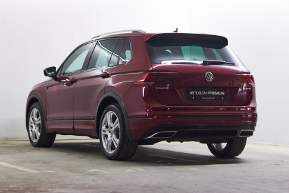Продажа Volkswagen Tiguan II 2.0 AMT (150 л.с.) 2018 Бордовый в Автодом