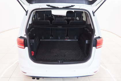 Продажа Volkswagen Touran III 2.0 AMT (150 л.с.) 2019 Белый в Автодом