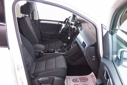 Продажа Volkswagen Touran III 2.0 AMT (150 л.с.) 2019 Белый в Автодом