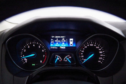 Продажа Ford Focus III Рестайлинг 1.6 AMT (125 л.с.) 2016 Бордовый в Автодом