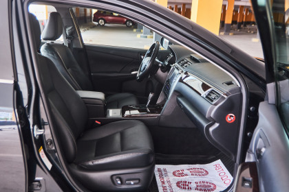 Продажа Toyota Camry VII (XV50) Рестайлинг 2.5 AT (181 л.с.) 2015 Серый в Автодом