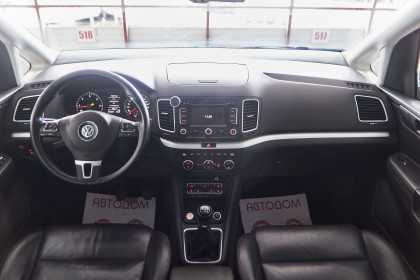 Продажа Volkswagen Sharan II 2.0 MT (140 л.с.) 2015 Черный в Автодом