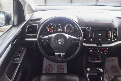 Продажа Volkswagen Sharan II 2.0 MT (140 л.с.) 2015 Черный в Автодом