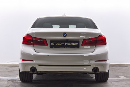 Продажа BMW 5 серии VII (G30/G31) 530i 2.0 AT (252 л.с.) 2019 Белый в Автодом