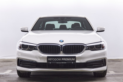 Продажа BMW 5 серии VII (G30/G31) 530i 2.0 AT (252 л.с.) 2019 Белый в Автодом