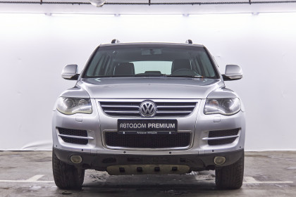 Продажа Volkswagen Touareg I Рестайлинг 2.5 AT (174 л.с.) 2008 Серебристый в Автодом