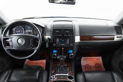 Продажа Volkswagen Touareg I Рестайлинг 2.5 AT (174 л.с.) 2008 Серебристый в Автодом