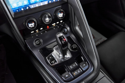 Продажа Jaguar F-Type I Рестайлинг 2.0 AT (300 л.с.) 2019 Черный в Автодом
