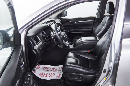 Продажа Toyota Highlander III (U50) Рестайлинг 3.5 AT (295 л.с.) 2017 Серебристый в Автодом
