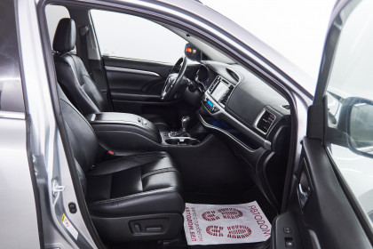Продажа Toyota Highlander III (U50) Рестайлинг 3.5 AT (295 л.с.) 2017 Серебристый в Автодом