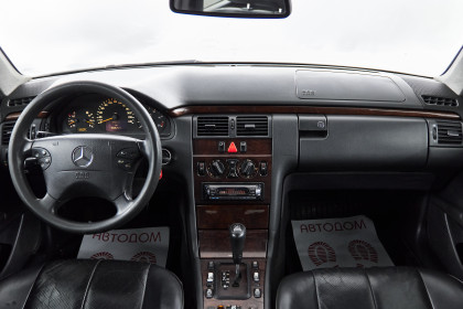 Продажа Mercedes-Benz E-Класс II (W210, S210) Рестайлинг 220 2.1 AT (143 л.с.) 2000 Серебристый в Автодом
