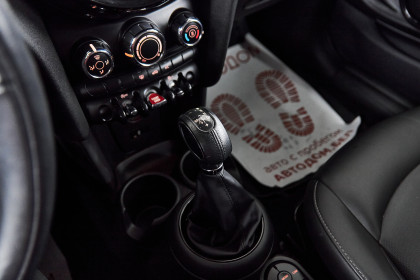 Продажа Mini Hatch III (F55/F56) Рестайлинг Cooper 1.5 AMT (136 л.с.) 2019 Белый в Автодом