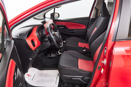 Продажа Toyota Yaris III Рестайлинг 1.3 MT (99 л.с.) 2015 Красный в Автодом