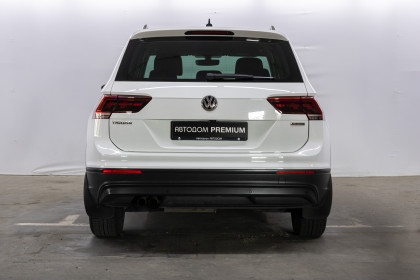 Продажа Volkswagen Tiguan II 2.0 AMT (150 л.с.) 2018 Белый в Автодом