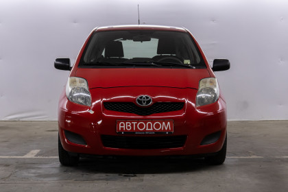 Продажа Toyota Yaris II Рестайлинг 1.0 MT (69 л.с.) 2010 Красный в Автодом