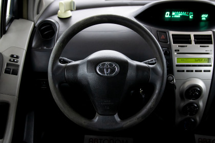 Продажа Toyota Yaris II Рестайлинг 1.0 MT (69 л.с.) 2010 Красный в Автодом