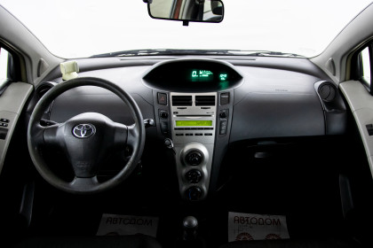 Продажа Toyota Yaris II Рестайлинг 1.0 MT (69 л.с.) 2010 Красный в Автодом