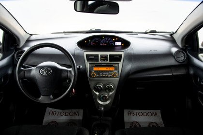 Продажа Toyota Yaris II Рестайлинг 1.5 AT (106 л.с.) 2011 Серебристый в Автодом