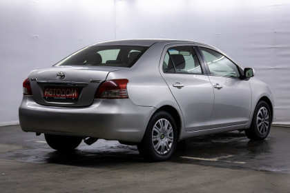 Продажа Toyota Yaris II Рестайлинг 1.5 AT (106 л.с.) 2011 Серебристый в Автодом