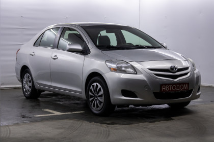 Продажа Toyota Yaris II Рестайлинг 1.5 AT (106 л.с.) 2011 Серебристый в Автодом