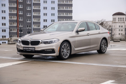 Продажа BMW 5 серии VII (G30/G31) 530i 2.0 AT (252 л.с.) 2018 Серебристый в Автодом