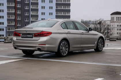 Продажа BMW 5 серии VII (G30/G31) 530i 2.0 AT (252 л.с.) 2018 Серебристый в Автодом