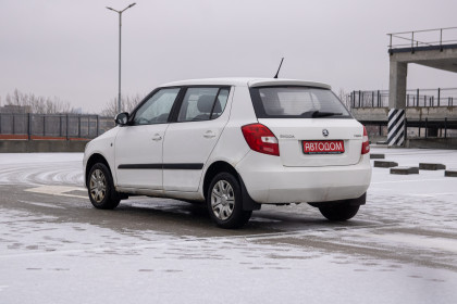 Продажа Skoda Fabia II Рестайлинг 1.4 MT (86 л.с.) 2013 Белый в Автодом