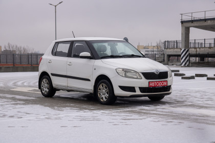 Продажа Skoda Fabia II Рестайлинг 1.4 MT (86 л.с.) 2013 Белый в Автодом