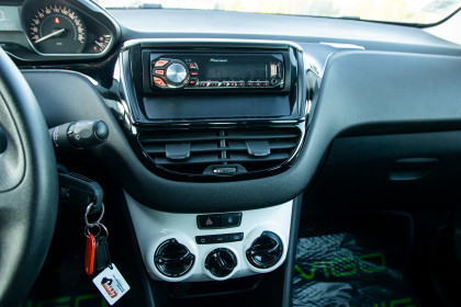 Продажа Peugeot 208 I Рестайлинг 1.0 MT (68 л.с.) 2015 Белый в Автодом