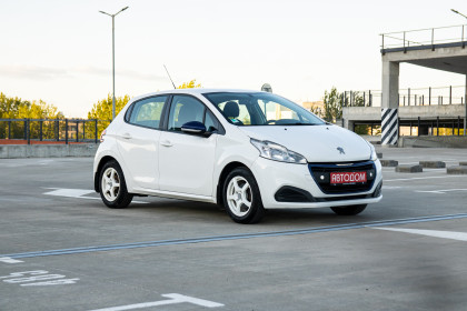 Продажа Peugeot 208 I Рестайлинг 1.0 MT (68 л.с.) 2015 Белый в Автодом