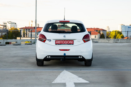 Продажа Peugeot 208 I Рестайлинг 1.0 MT (68 л.с.) 2015 Белый в Автодом