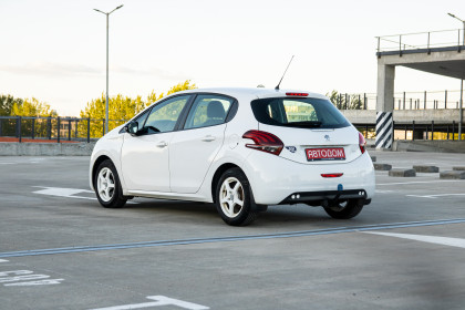 Продажа Peugeot 208 I Рестайлинг 1.0 MT (68 л.с.) 2015 Белый в Автодом
