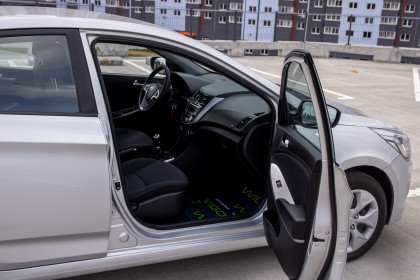 Продажа Hyundai Solaris I Рестайлинг 1.4 MT (107 л.с.) 2014 Серебристый в Автодом
