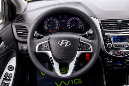 Продажа Hyundai Solaris I Рестайлинг 1.4 MT (107 л.с.) 2014 Серебристый в Автодом
