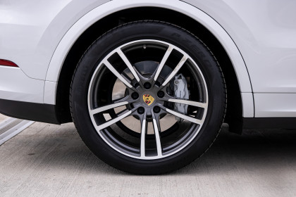 Продажа Porsche Cayenne III Turbo 4.0 AT (550 л.с.) 2019 Белый в Автодом