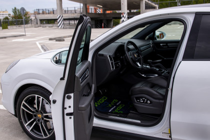 Продажа Porsche Cayenne III Turbo 4.0 AT (550 л.с.) 2019 Белый в Автодом