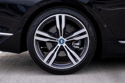 Продажа BMW 7 серии VI (G11/G12) 730Ld xDrive 3.0 AT (265 л.с.) 2016 Черный в Автодом