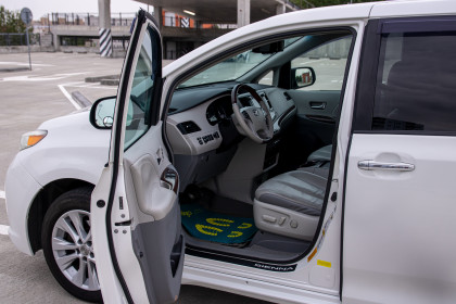 Продажа Toyota Sienna III 3.5 AT (266 л.с.) 2010 Белый в Автодом