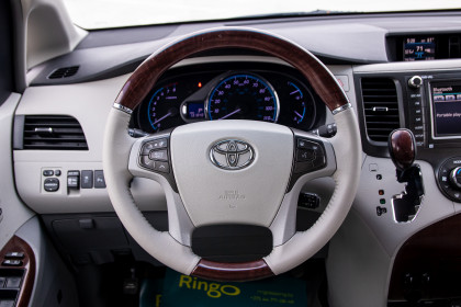 Продажа Toyota Sienna III 3.5 AT (266 л.с.) 2010 Белый в Автодом