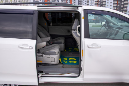 Продажа Toyota Sienna III 3.5 AT (266 л.с.) 2010 Белый в Автодом