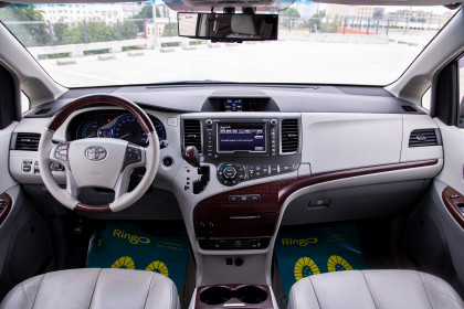 Продажа Toyota Sienna III 3.5 AT (266 л.с.) 2010 Белый в Автодом