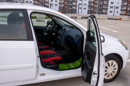 Продажа Ford Fiesta Mk5 1.4 AMT (80 л.с.) 2008 Белый в Автодом