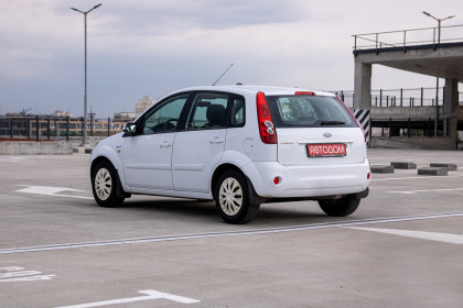 Продажа Ford Fiesta Mk5 1.4 AMT (80 л.с.) 2008 Белый в Автодом