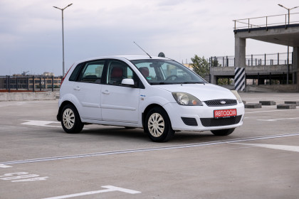 Продажа Ford Fiesta Mk5 1.4 AMT (80 л.с.) 2008 Белый в Автодом