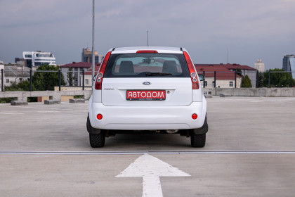 Продажа Ford Fiesta Mk5 1.4 AMT (80 л.с.) 2008 Белый в Автодом