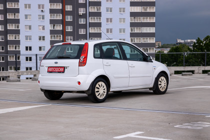 Продажа Ford Fiesta Mk5 1.4 AMT (80 л.с.) 2008 Белый в Автодом