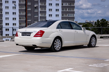 Продажа Mercedes-Benz S-Класс V (W221) Рестайлинг 500 4.7 AT (435 л.с.) 2012 Белый в Автодом