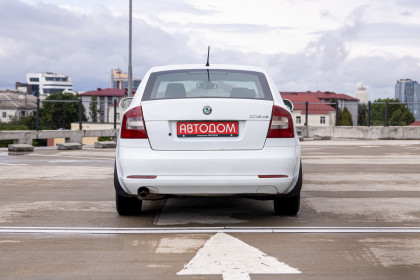 Продажа Skoda Octavia II (A5) Рестайлинг 1.6 MT (102 л.с.) 2011 Белый в Автодом
