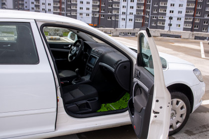 Продажа Skoda Octavia II (A5) Рестайлинг 1.6 MT (102 л.с.) 2011 Белый в Автодом